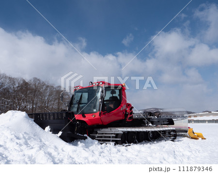 冬の青空と赤い圧雪車 冬の青空と赤い圧雪車 111879346