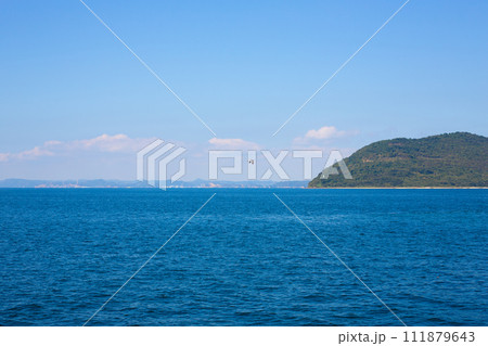 高松港から見た瀬戸内海と島々 高松港から見た瀬戸内海と島々 111879643