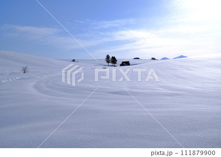 冬の北海道 美瑛 赤い屋根の家のある丘 111879900