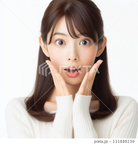 両手を頬に当てて驚く女性 両手を頬に当てて驚く女性 111880230