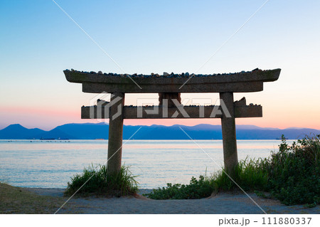 直島の海辺の恵美須神社鳥居 111880337