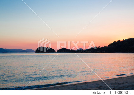 琴弾地海水浴場の夕景 111880683