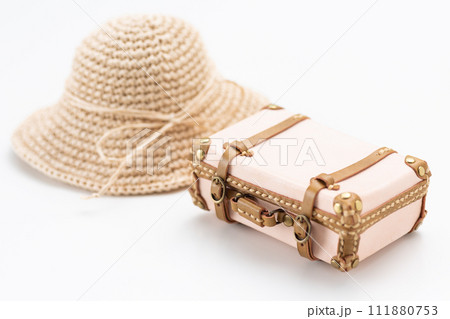 旅行鞄のトランクと麦わら帽子 111880753