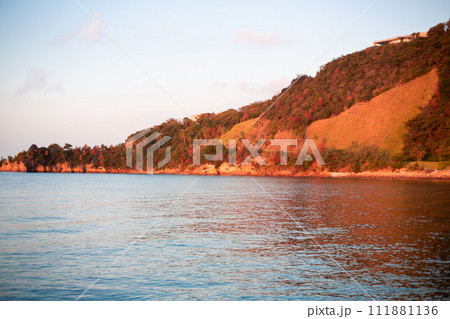 琴弾地海水浴場早朝の風景 111881136