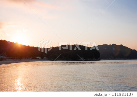 琴弾地海水浴場早朝の風景 111881137