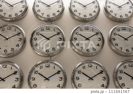 シンプルなたくさんの時計 111881567