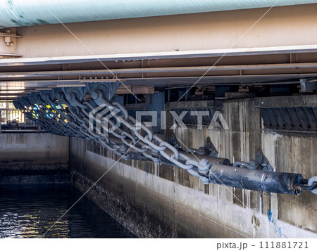 橋の下部に設置された落橋防止装置（落橋防止構造）【緩衝チェーン】 111881721
