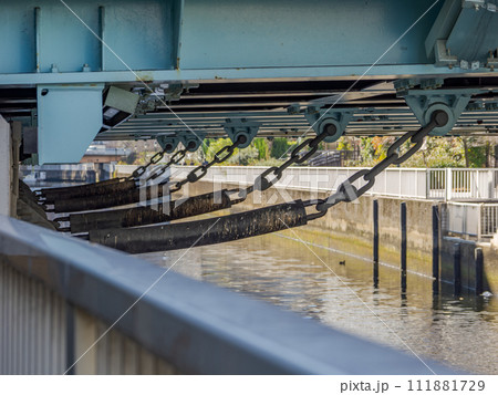 橋の下部に設置された落橋防止装置（落橋防止構造）【緩衝チェーン】 111881729