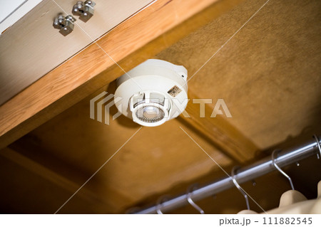 クローゼット内の住宅用火災報知器 111882545