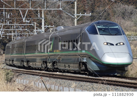 奥羽本線を行く山形新幹線E3系（復刻シルバーカラー） 111882930