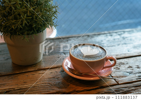カフェのカウンターに置かれたほうじ茶ラテ 111883137