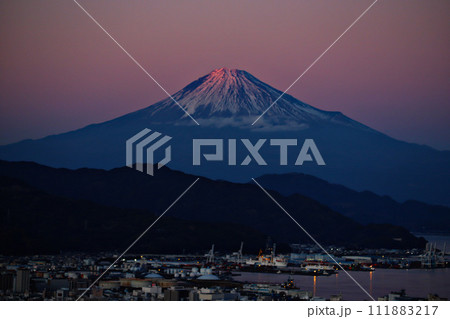 夕暮れの富士山　紅の彩り 111883217