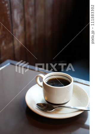 喫茶店のテーブルに置かれたコーヒー 喫茶店のテーブルに置かれたコーヒー 111883302