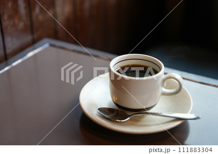 喫茶店のテーブルに置かれたコーヒー 喫茶店のテーブルに置かれたコーヒー 111883304