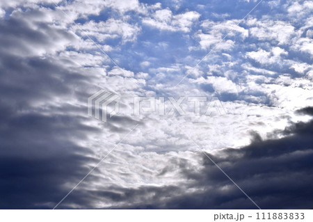 日本の横浜都市景観 冬の空などを望む 111883833