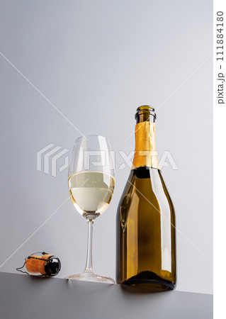 Champagne elegance 111884180