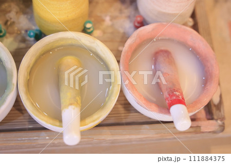 色とりどりの釉薬 色とりどりの釉薬 111884375