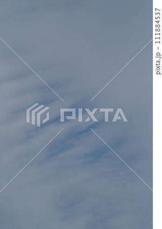 青空に広がる奇妙な白い雲:不安 青空に広がる奇妙な白い雲:不安 111884537