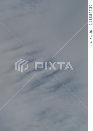 青空に広がる奇妙な白い雲:不安 青空に広がる奇妙な白い雲:不安 111884539