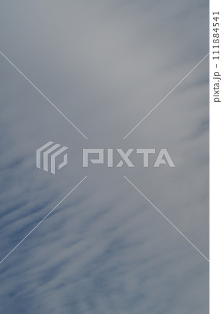青空に広がる奇妙な白い雲:不安 青空に広がる奇妙な白い雲:不安 111884541