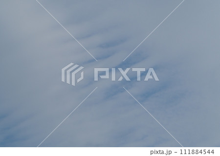 青空に広がる奇妙な白い雲:不安 青空に広がる奇妙な白い雲:不安 111884544