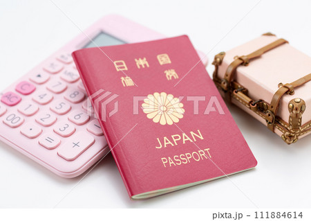 パスポートと電卓と旅行鞄 パスポートと電卓と旅行鞄 111884614