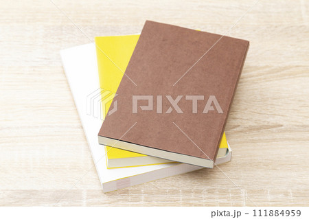 机に置かれた本 机に置かれた本 111884959