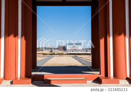 【近鉄奈良線】朱雀門から見る快速急行 【近鉄奈良線】朱雀門から見る快速急行 111885211