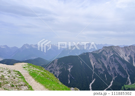 ゼーフェルダー・シュピッツェ登山道からの眺め 111885302