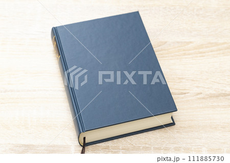 机に置かれた分厚い本 机に置かれた分厚い本 111885730