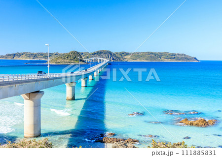 冬の角島大橋　山口県下関市 111885831