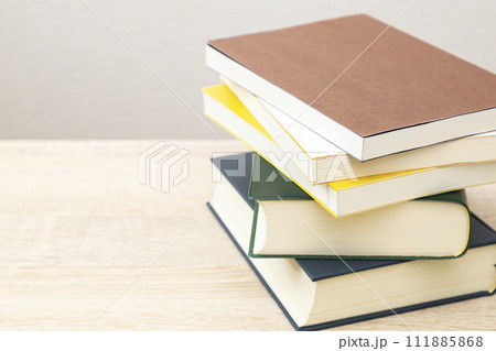 机に積まれた本 111885868