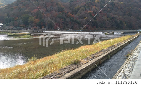 晩秋の京都・嵐山 一ノ井堰 晩秋の京都・嵐山 一ノ井堰 111886126
