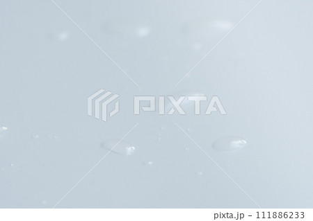 水滴のついた白いバック 111886233