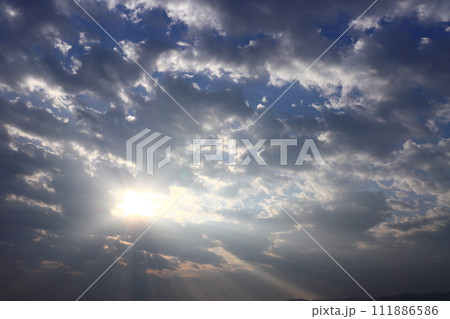 雲の多い空 太陽 光芒 雲の多い空 太陽 光芒 111886586