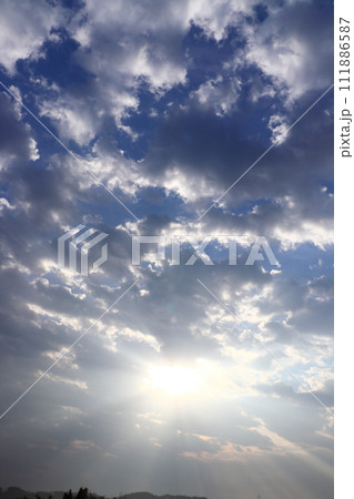 雲の多い空　太陽　光芒 111886587