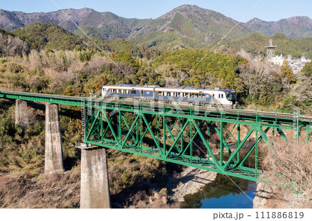 【紀勢本線】三瀬谷橋梁を渡る特急南紀 111886819