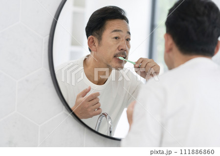 歯磨きをする50代の男性 111886860