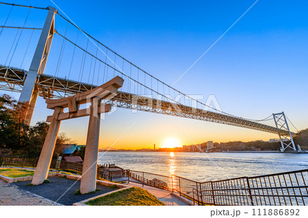 冬の和布刈神社と関門橋と夕日　福岡県北九州市 111886892