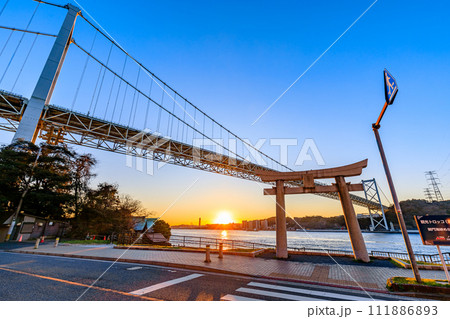 冬の和布刈神社と関門橋と夕日　福岡県北九州市 111886893