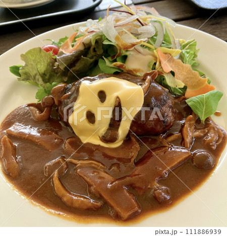 ハロウィンチーズインハンバーグ 111886939