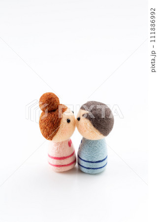 キスをするカップルの人形 111886992