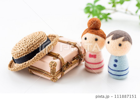 旅行鞄のトランクケースと夫婦 旅行鞄のトランクケースと夫婦 111887151