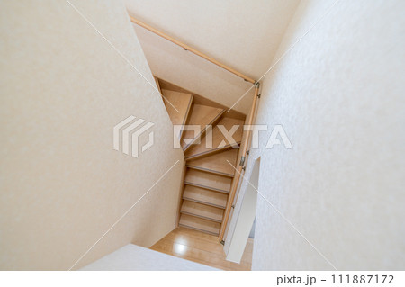 住宅の階段　住宅 111887172