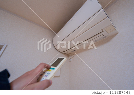 エアコンをつけるリモコン 111887542