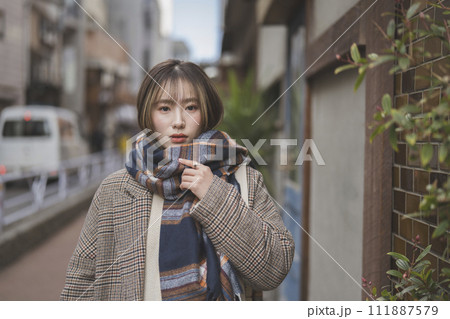 マフラーをまいた20代の女性 カメラ目線 ポートレート マフラーをまいた20代の女性 カメラ目線 ポートレート 111887579