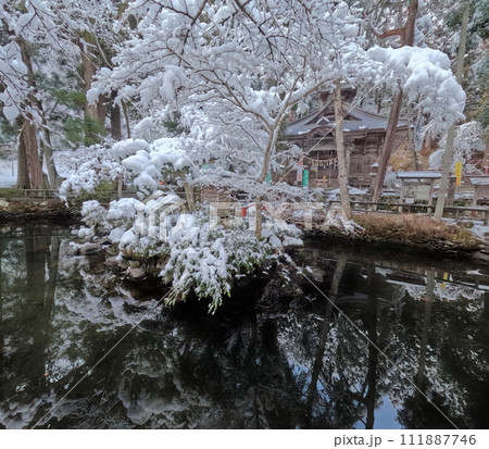 横山不動尊の雪景色 111887746