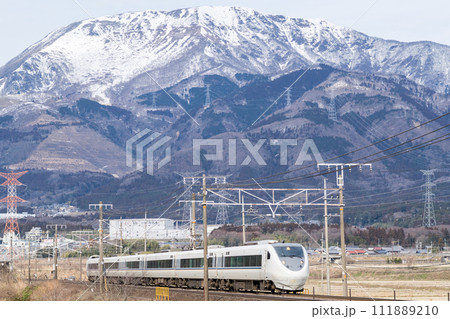 【東海道本線】伊吹山を背景に疾走する特急しらさぎ 111889210