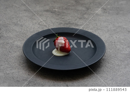 練乳をかけた苺 111889543