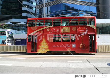 香港　赤いトラム 111889628